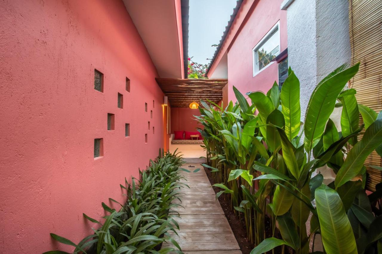 Pinkprivate Sanur - For Cool Adults Only Bed and Breakfast Exteriör bild